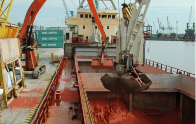Transshipment of potassium chloride in a seaport.