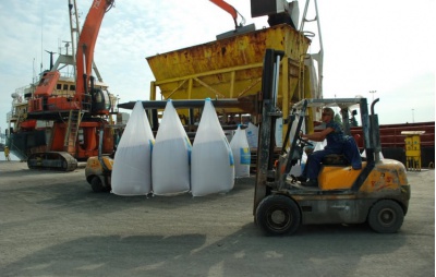 Transshipment of potassium chloride in a seaport.